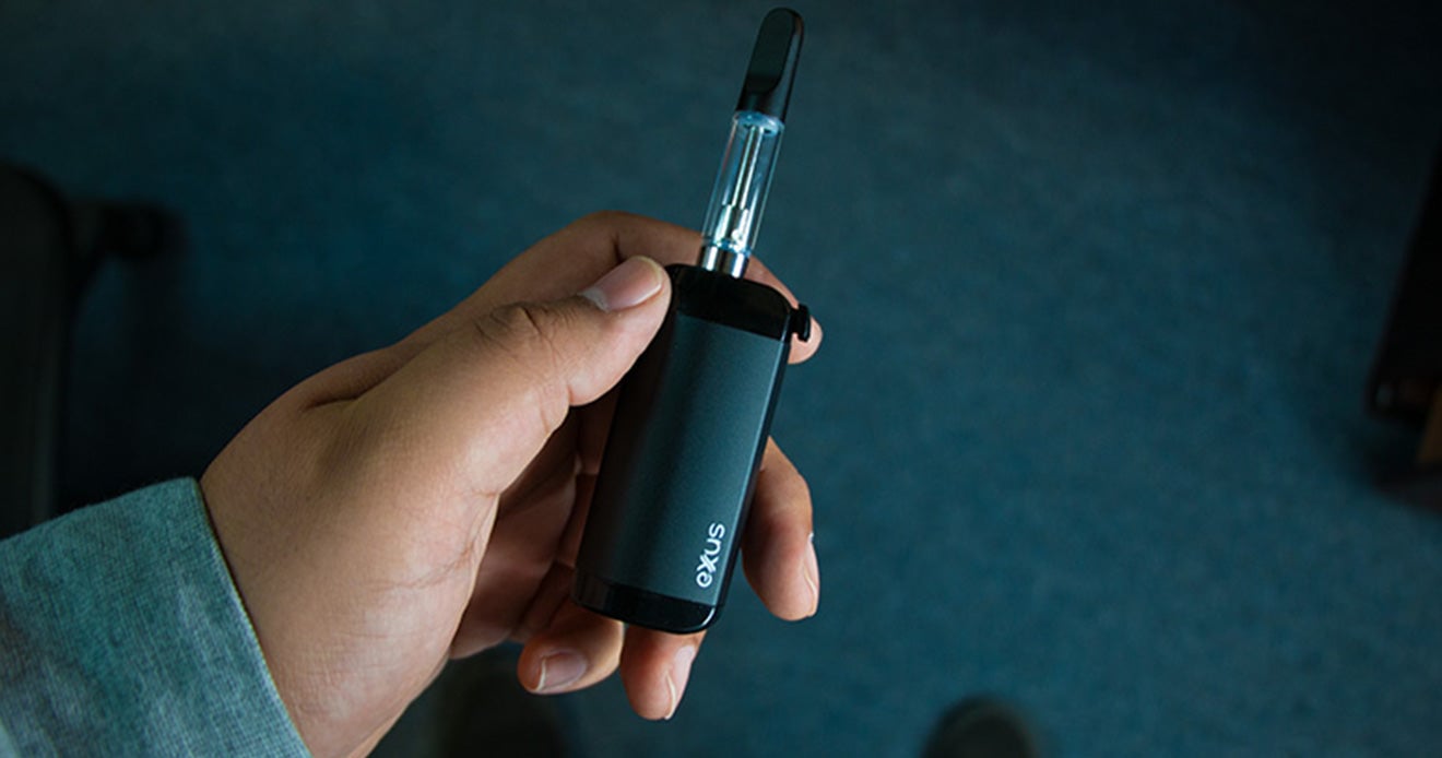 Exxus VRS Cartridge vape mode, man holding unit