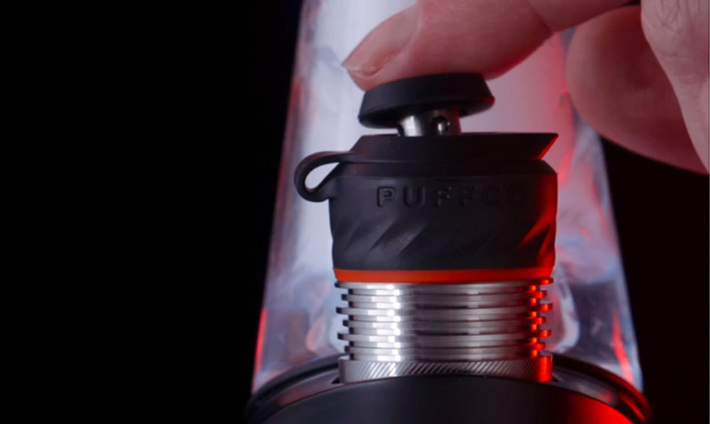 man controling the directional airflow for the puffco peak 3dxl chamber
