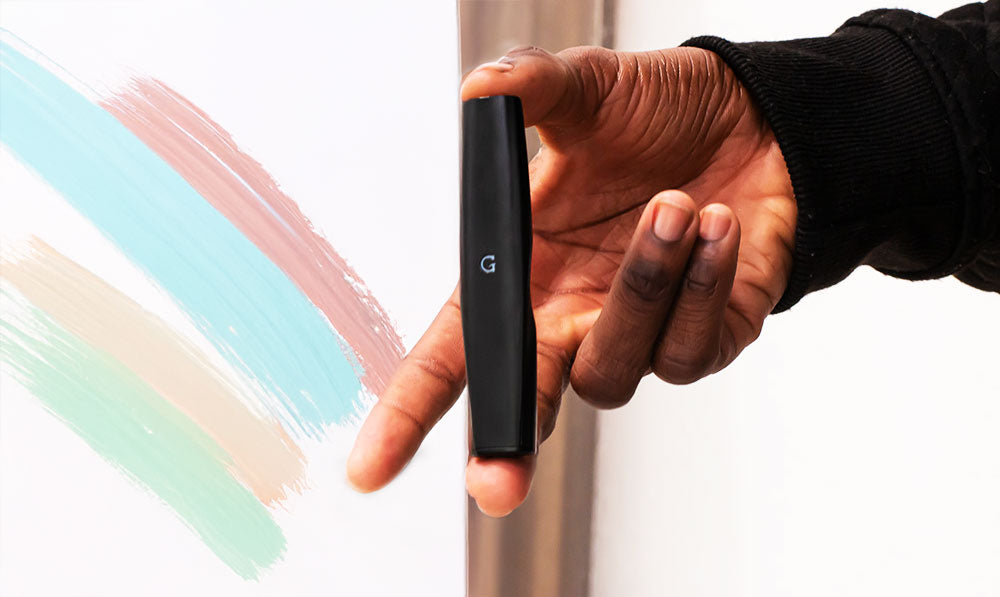Man holding GPen Gio Plus near colorful pastel painting