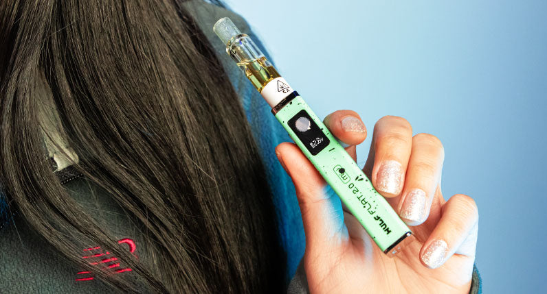Person holding a teal WULF Flat Mini 2.0 510 thread battery