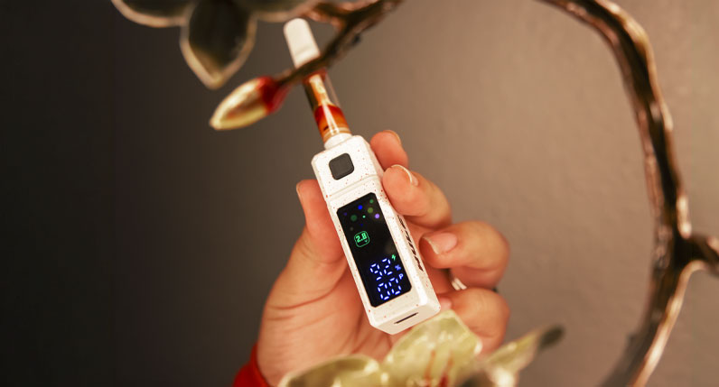 Hand holding a white WULF Grid 510 thread battery