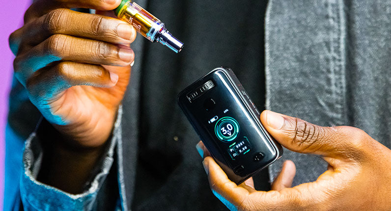 Man holding the Wulf UNI 3.0 with 2g cartridge with purple background