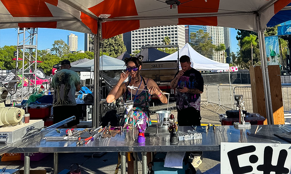 Puffcon Glass Village lady blowing glass