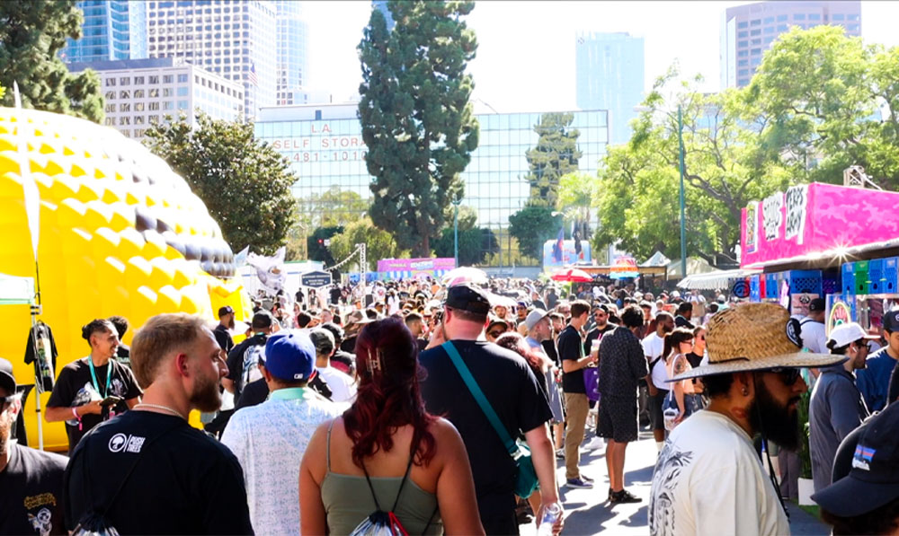 Puffcon event crowd walking in