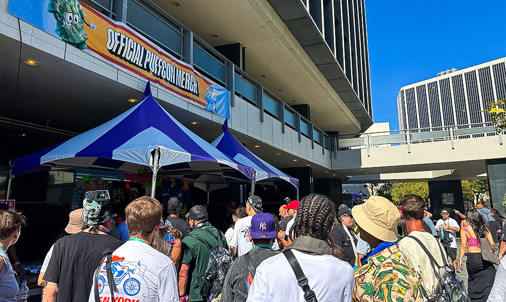 People waiting in line to buy Puffco Merch at Puffcon